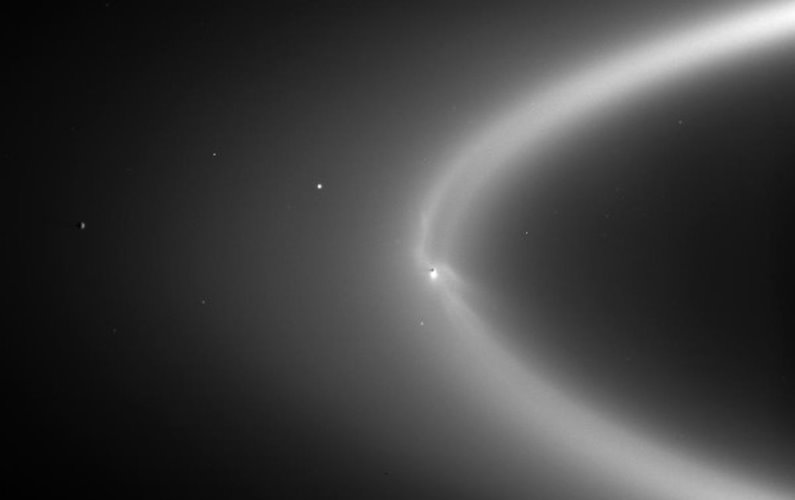Encelade provoque la pluie sur Saturne