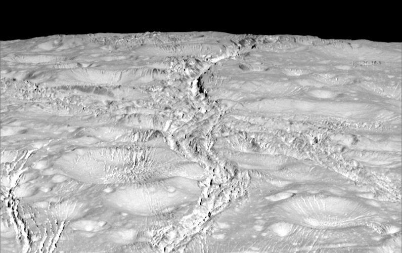 Cassini a survolé Encelade