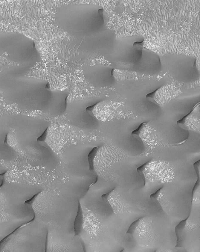 Dunes de sable dans le cratère Kaiser